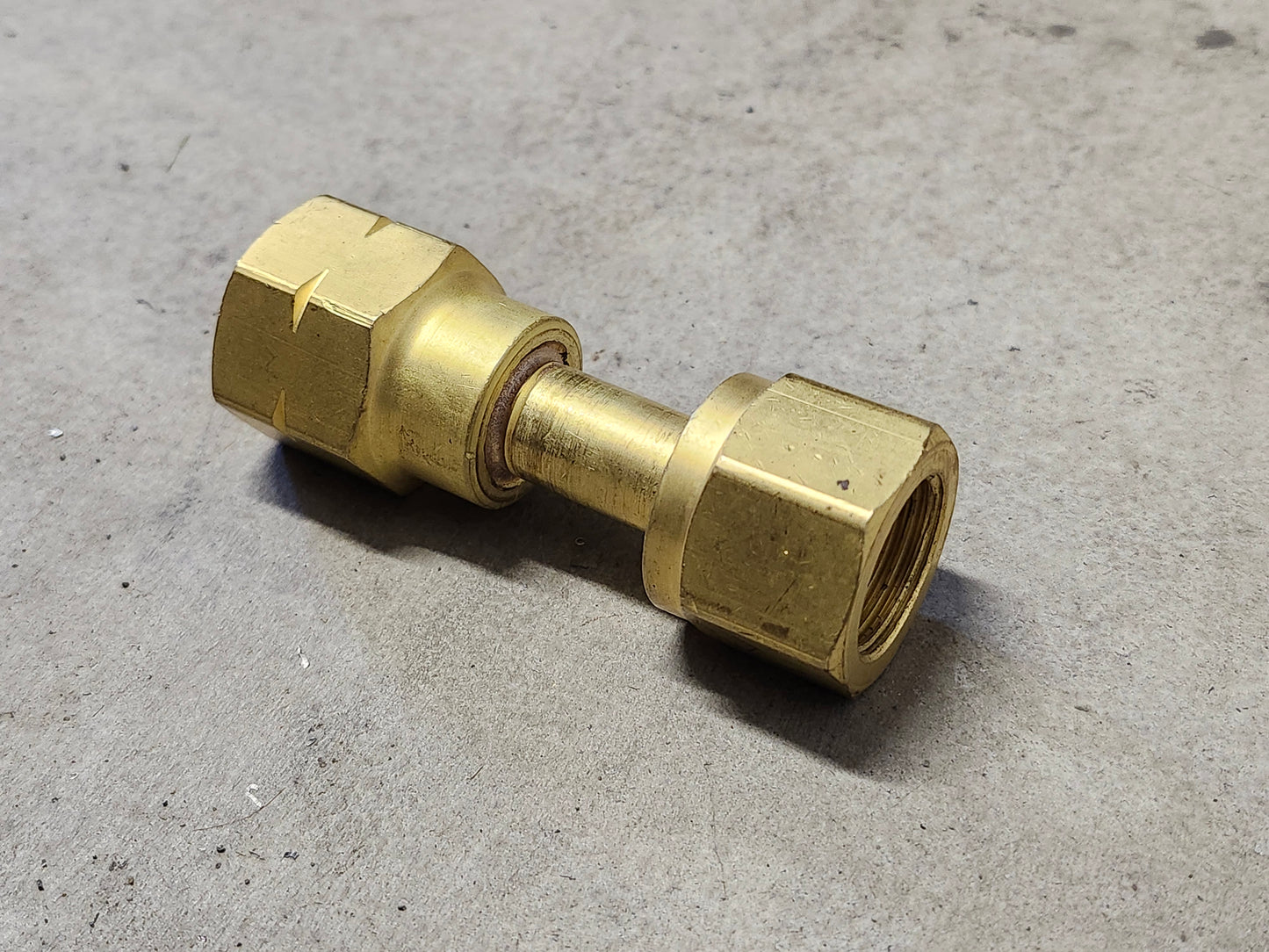 Brass Cylinder Adapter - CGA 300 to CGA 510 - Male Acetylene to Male Regulator